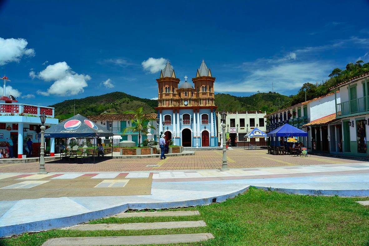 Hotel Campestre Alto Lindo En Guatape Exterior photo
