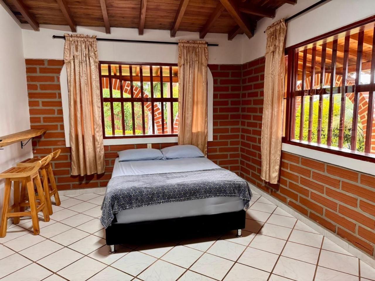 Hotel Campestre Alto Lindo En Guatape Exterior photo