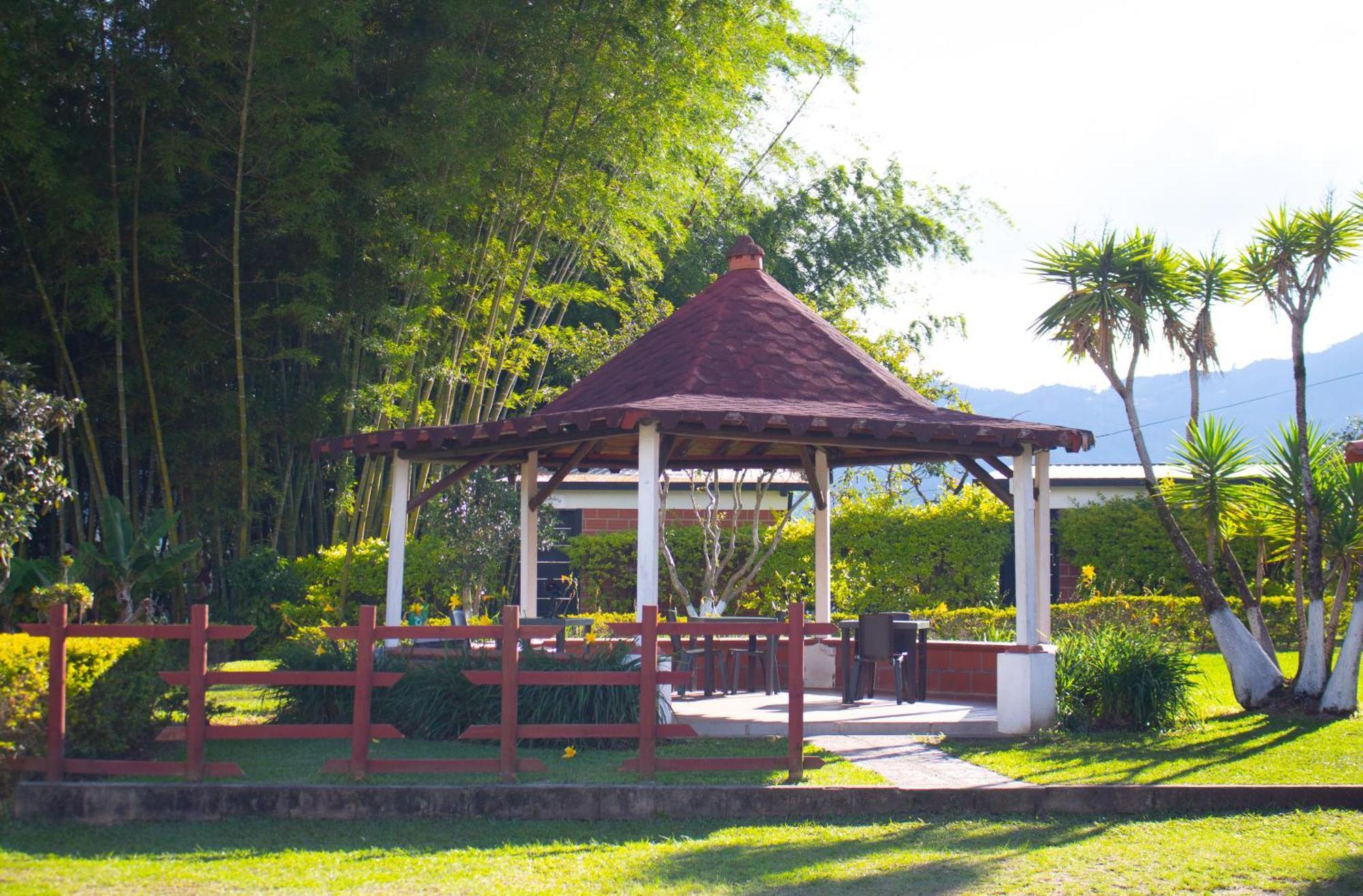 Hotel Campestre Alto Lindo En Guatape Exterior photo